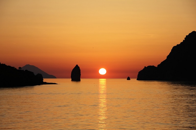 Vacanze in catamarano alle Eolie: le 7 perle del Mediterraneo