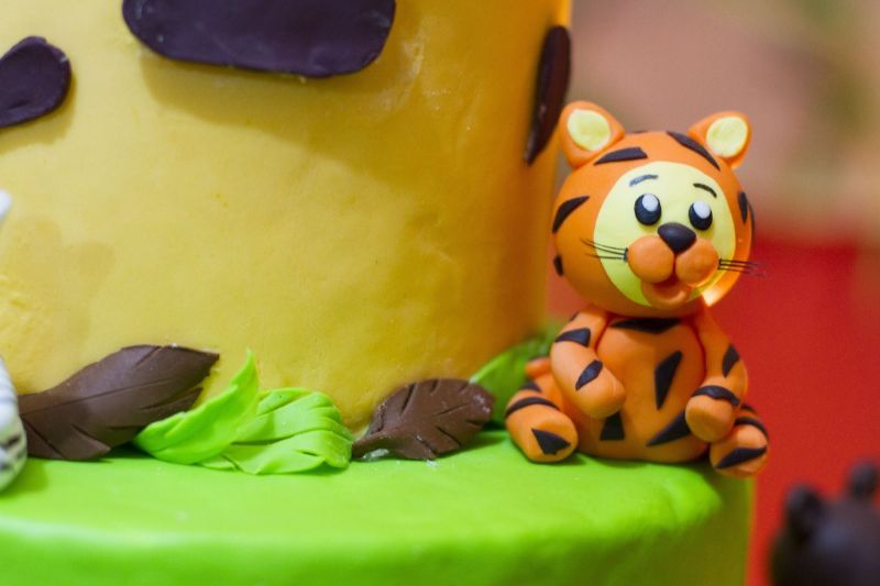 Torta di compleanno con la pasta di zucchero