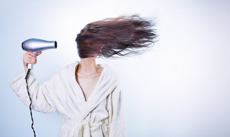 La perdita dei capelli nelle donne: come comportarsi